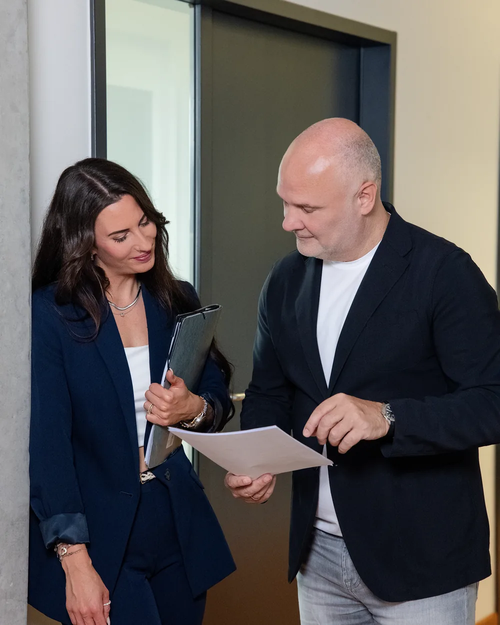 Pia Wendt und Daniel Horenburg von biometric underwriting bei der gemeinsamen Durchsicht von Unterlagen