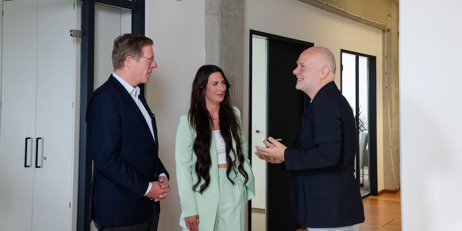 Carl-Andreas Krauel, Pia Wendt und Daniel Horenburg von biometric underwriting im Beratungsgespräch