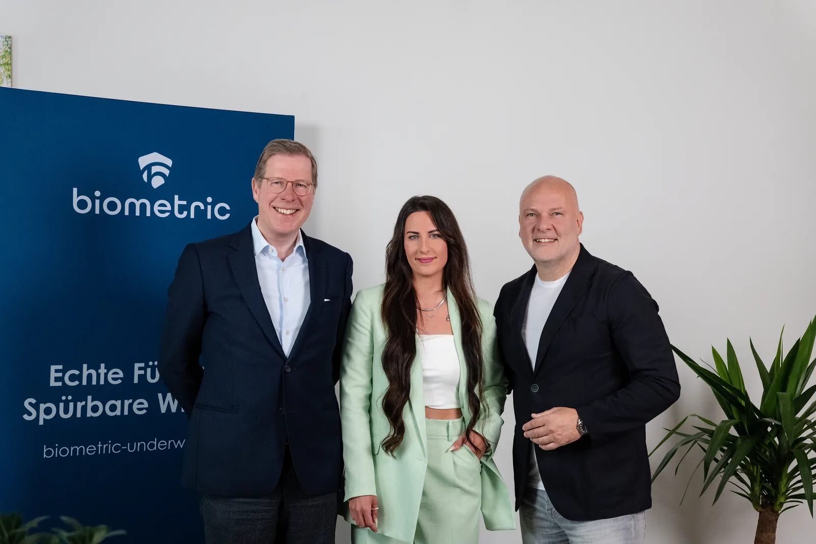 Carl-Andreas Krauel, Pia Wendt und Daniel Horenburg vor dem biometric-Rollup